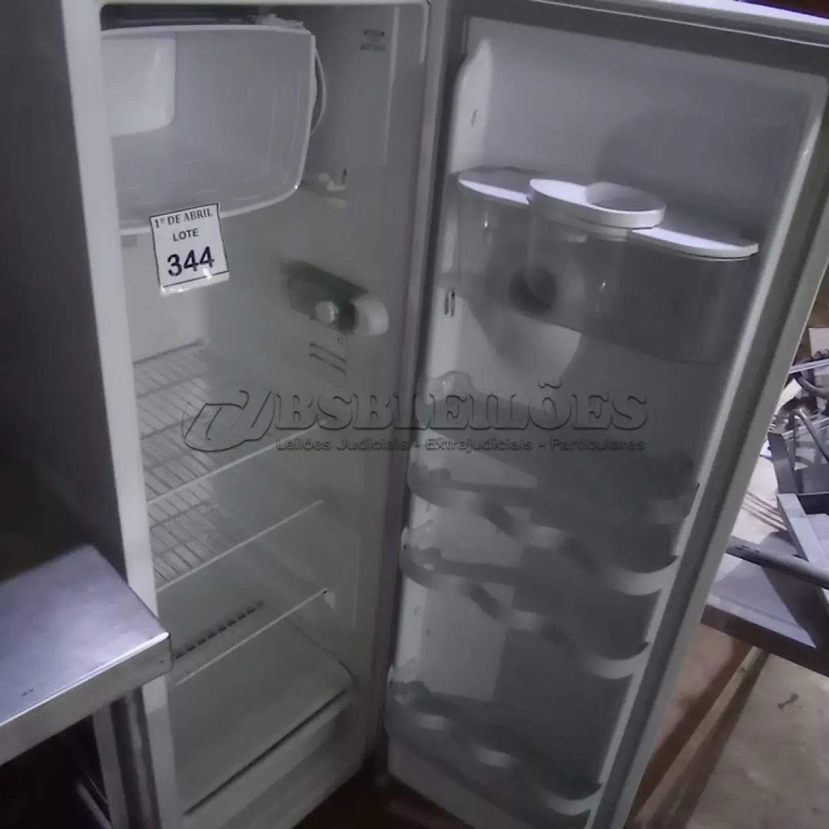 LOTE 344 - 01 GELADEIRA CÔNSUL. (NO ESTADO) ATENÇÃO! FAZER A VISITAÇÃO ANTES DE ARREMATAR, NÃO SABEMOS SE FUNCIONA. LEILÃO NÃO TEM GARANTIA E NEM DEVOLUÇÃO, SUJEITO A POSSÍVEIS AVARIAS VISÍVEIS/OCULTAS E/OU AUSÊNCIA DE COMPONENTES.