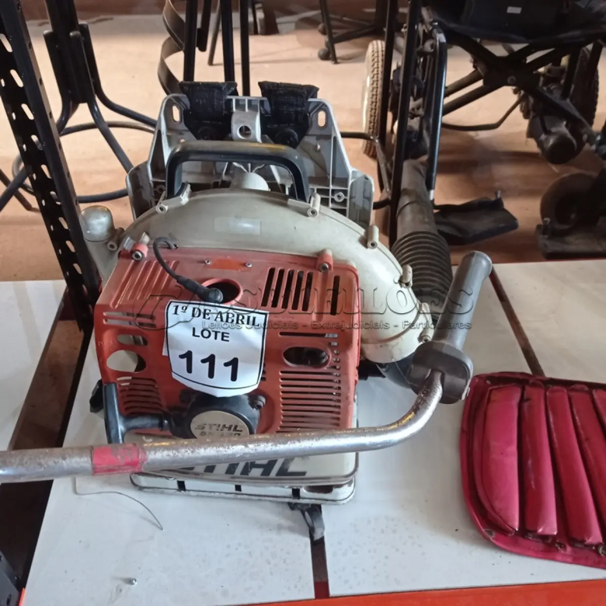LOTE 111 - 01 SOPRADOR DE FOLHAS COSTAL A GASOLINA STIHL. (NO ESTADO) ATENÇÃO! FAZER A VISITAÇÃO ANTES DE ARREMATAR, NÃO SABEMOS SE FUNCIONA. LEILÃO NÃO TEM GARANTIA E NEM DEVOLUÇÃO, SUJEITO A POSSÍVEIS AVARIAS VISÍVEIS/OCULTAS E/OU AUSÊNCIA DE COMPONENTES.