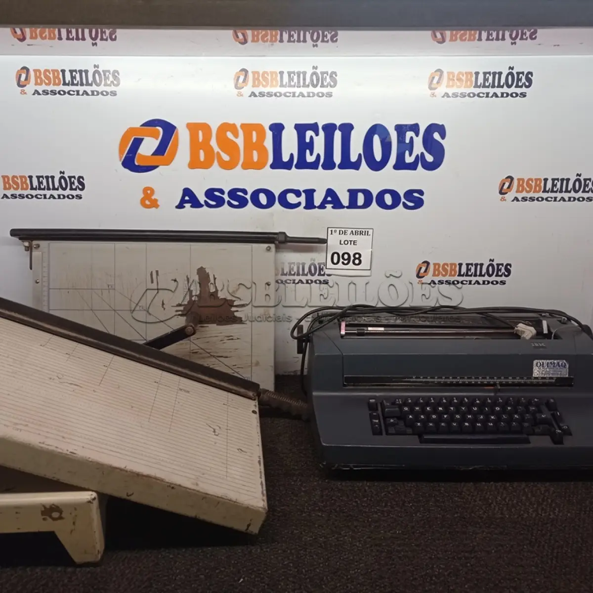 LOTE 098 - 01 MÁQUINA DE DATILOGRAFAR, 01 ENCADERNADORA E 01 CORTADORA DE PAPEL. (NO ESTADO) ATENÇÃO! FAZER A VISITAÇÃO ANTES DE ARREMATAR, NÃO SABEMOS SE FUNCIONA. LEILÃO NÃO TEM GARANTIA E NEM DEVOLUÇÃO, SUJEITO A POSSÍVEIS AVARIAS VISÍVEIS/OCULTAS E/OU AUSÊNCIA DE COMPONENTES.