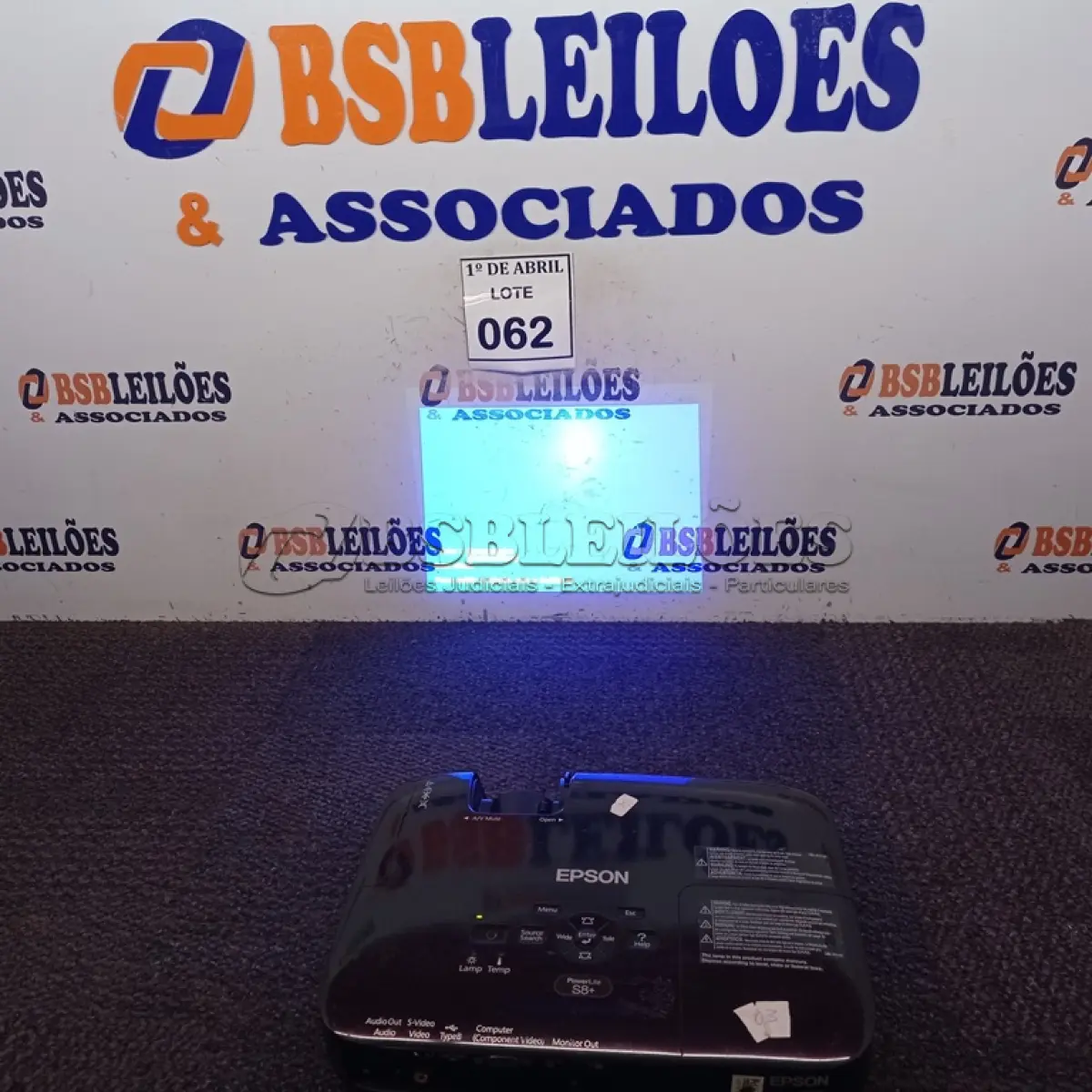 LOTE 062 - 01 PROJETOR EPSON. (NO ESTADO) ATENÇÃO! FAZER A VISITAÇÃO ANTES DE ARREMATAR, NÃO SABEMOS SE FUNCIONA. LEILÃO NÃO TEM GARANTIA E NEM DEVOLUÇÃO, SUJEITO A POSSÍVEIS AVARIAS VISÍVEIS/OCULTAS E/OU AUSÊNCIA DE COMPONENTES.