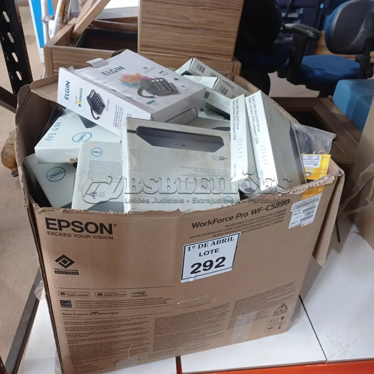 LOTE 292 - 01 LOTE COM ROTEADORES, CABOS DIVERSOS. (NO ESTADO) ATENÇÃO! FAZER A VISITAÇÃO ANTES DE ARREMATAR, NÃO SABEMOS SE FUNCIONA. LEILÃO NÃO TEM GARANTIA E NEM DEVOLUÇÃO, SUJEITO A POSSÍVEIS AVARIAS VISÍVEIS/OCULTAS E/OU AUSÊNCIA DE COMPONENTES.