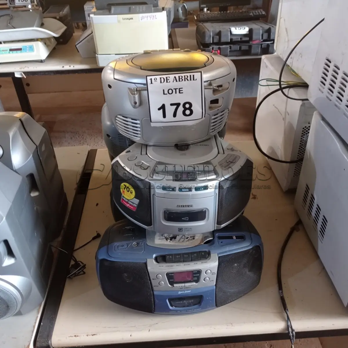 LOTE 178 - 01 LOTE COM RÁDIOS. (NO ESTADO) ATENÇÃO! FAZER A VISITAÇÃO ANTES DE ARREMATAR, NÃO SABEMOS SE FUNCIONA. LEILÃO NÃO TEM GARANTIA E NEM DEVOLUÇÃO, SUJEITO A POSSÍVEIS AVARIAS VISÍVEIS/OCULTAS E/OU AUSÊNCIA DE COMPONENTES.