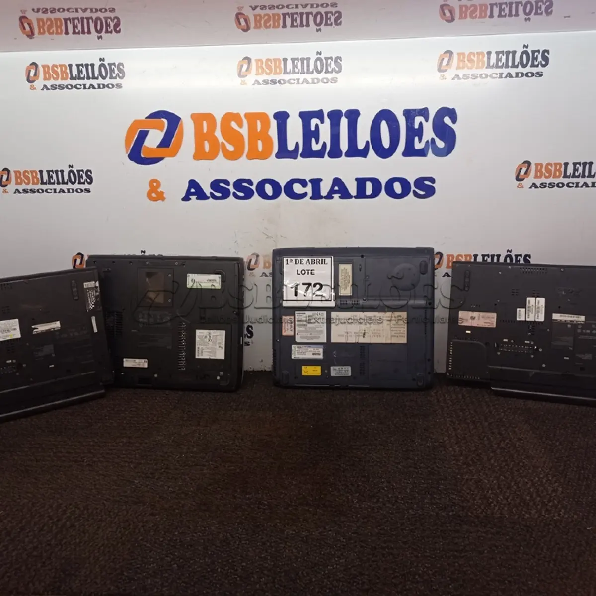 LOTE 172 - 04 NOTEBOOKS DIVERSOS. (NO ESTADO) ATENÇÃO! FAZER A VISITAÇÃO ANTES DE ARREMATAR, NÃO SABEMOS SE FUNCIONA. LEILÃO NÃO TEM GARANTIA E NEM DEVOLUÇÃO, SUJEITO A POSSÍVEIS AVARIAS VISÍVEIS/OCULTAS E/OU AUSÊNCIA DE COMPONENTES.