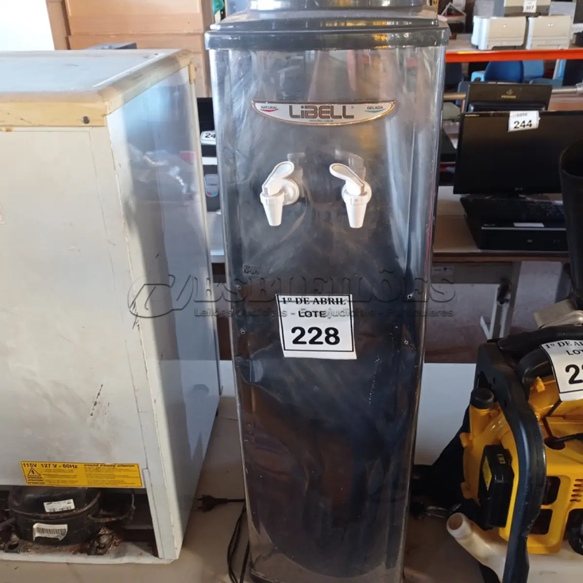 LOTE 228 - 01 BEBEDOURO TIPO GARRAFÃO. (NO ESTADO) ATENÇÃO! FAZER A VISITAÇÃO ANTES DE ARREMATAR, NÃO SABEMOS SE FUNCIONA. LEILÃO NÃO TEM GARANTIA E NEM DEVOLUÇÃO, SUJEITO A POSSÍVEIS AVARIAS VISÍVEIS/OCULTAS E/OU AUSÊNCIA DE COMPONENTES.