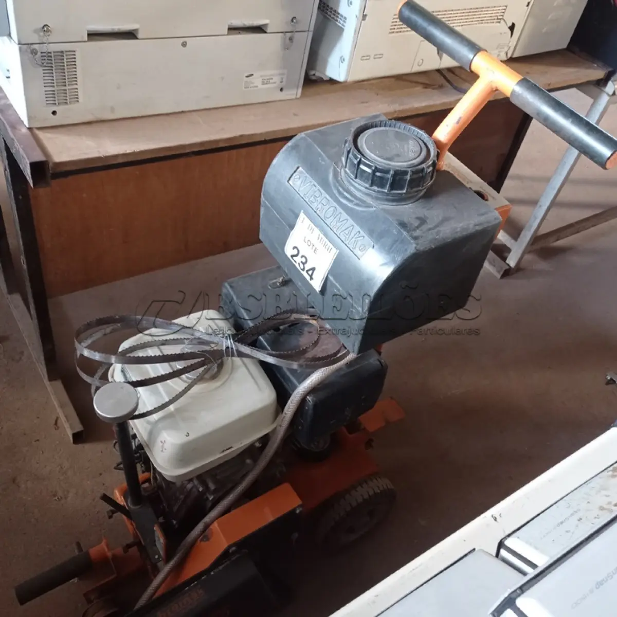 LOTE 234 - 01CONTADORA DE PISO A GASOLINA VIBRO MAK. (NO ESTADO) ATENÇÃO! FAZER A VISITAÇÃO ANTES DE ARREMATAR, NÃO SABEMOS SE FUNCIONA. LEILÃO NÃO TEM GARANTIA E NEM DEVOLUÇÃO, SUJEITO A POSSÍVEIS AVARIAS VISÍVEIS/OCULTAS E/OU AUSÊNCIA DE COMPONENTES.