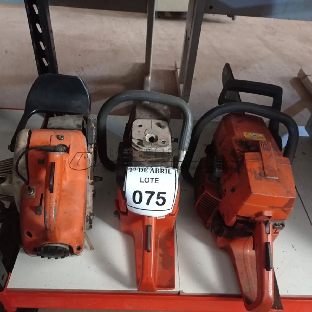 LOTE 075 - 03 MOTOSSERRAS DIVERSAS. (NO ESTADO) ATENÇÃO! FAZER A VISITAÇÃO ANTES DE ARREMATAR, NÃO SABEMOS SE FUNCIONA. LEILÃO NÃO TEM GARANTIA E NEM DEVOLUÇÃO, SUJEITO A POSSÍVEIS AVARIAS VISÍVEIS/OCULTAS E/OU AUSÊNCIA DE COMPONENTES.