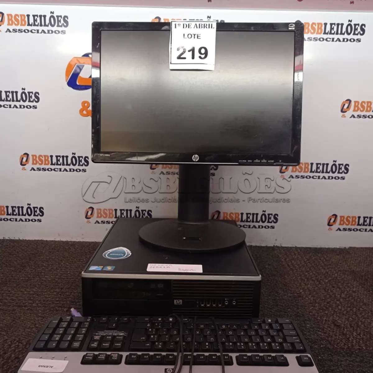 LOTE 219 - 01 CPU HP E 01 MONITOR COM TECLADO. (NO ESTADO) ATENÇÃO! FAZER A VISITAÇÃO ANTES DE ARREMATAR, NÃO SABEMOS SE FUNCIONA. LEILÃO NÃO TEM GARANTIA E NEM DEVOLUÇÃO, SUJEITO A POSSÍVEIS AVARIAS VISÍVEIS/OCULTAS E/OU AUSÊNCIA DE COMPONENTES.