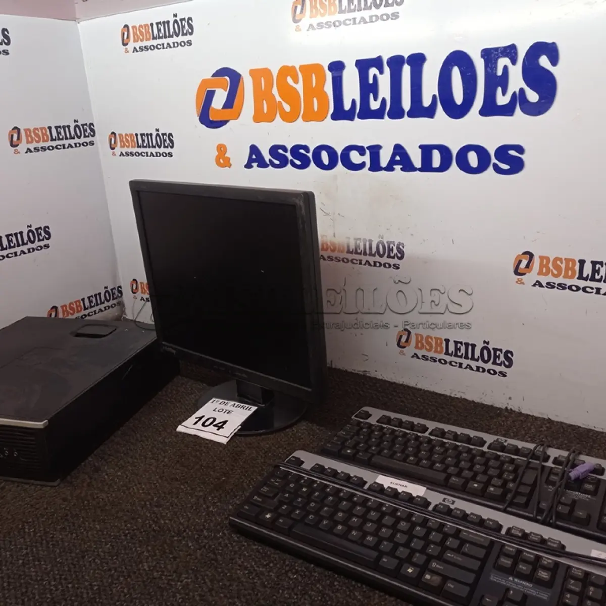 LOTE 104 - 01 CPU HP E 01 MONITOR COM TECLADO. (NO ESTADO) ATENÇÃO! FAZER A VISITAÇÃO ANTES DE ARREMATAR, NÃO SABEMOS SE FUNCIONA. LEILÃO NÃO TEM GARANTIA E NEM DEVOLUÇÃO, SUJEITO A POSSÍVEIS AVARIAS VISÍVEIS/OCULTAS E/OU AUSÊNCIA DE COMPONENTES.