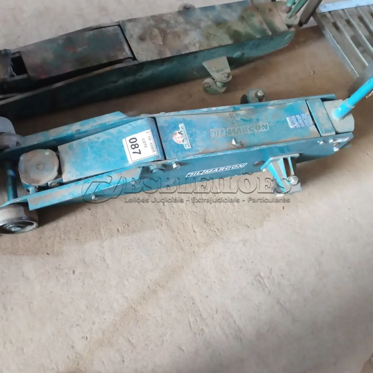 LOTE 087 - 01 MACACO JACARÉ.  (NO ESTADO) ATENÇÃO! FAZER A VISITAÇÃO ANTES DE ARREMATAR, NÃO SABEMOS SE FUNCIONA. LEILÃO NÃO TEM GARANTIA E NEM DEVOLUÇÃO, SUJEITO A POSSÍVEIS AVARIAS VISÍVEIS/OCULTAS E/OU AUSÊNCIA DE COMPONENTES.