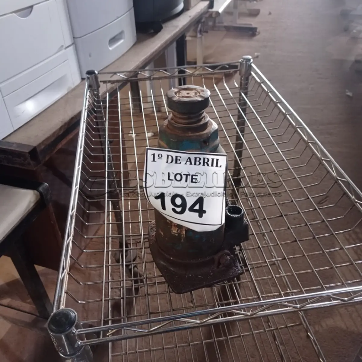 LOTE 194 - 01 MACACO GARRAFÃO. (NO ESTADO) ATENÇÃO! FAZER A VISITAÇÃO ANTES DE ARREMATAR, NÃO SABEMOS SE FUNCIONA. LEILÃO NÃO TEM GARANTIA E NEM DEVOLUÇÃO, SUJEITO A POSSÍVEIS AVARIAS VISÍVEIS/OCULTAS E/OU AUSÊNCIA DE COMPONENTES.