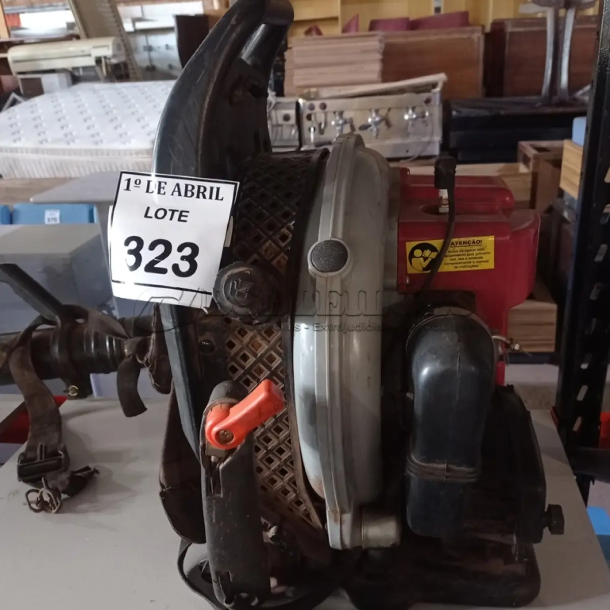 LOTE 323 - 01 SOPRADOR DE FOLHAS COSTAL A GASOLINA.  (NO ESTADO) ATENÇÃO! FAZER A VISITAÇÃO ANTES DE ARREMATAR, NÃO SABEMOS SE FUNCIONA. LEILÃO NÃO TEM GARANTIA E NEM DEVOLUÇÃO, SUJEITO A POSSÍVEIS AVARIAS VISÍVEIS/OCULTAS E/OU AUSÊNCIA DE COMPONENTES.