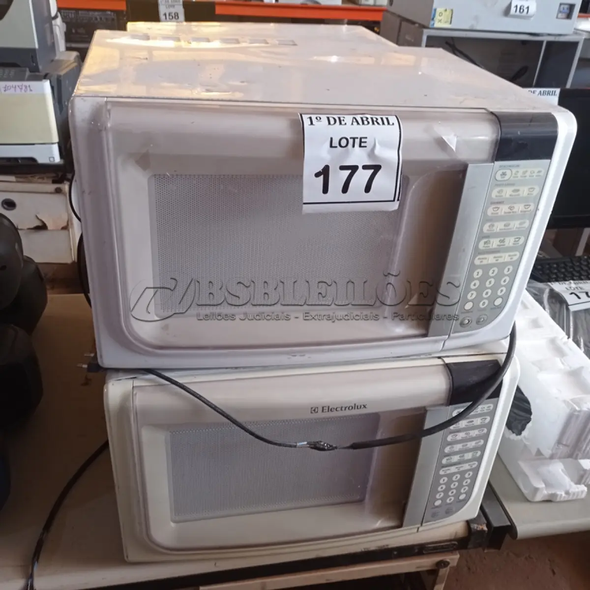 LOTE 177 - 04 MICRO ONDAS DIVERSOS. (NO ESTADO) ATENÇÃO! FAZER A VISITAÇÃO ANTES DE ARREMATAR, NÃO SABEMOS SE FUNCIONA. LEILÃO NÃO TEM GARANTIA E NEM DEVOLUÇÃO, SUJEITO A POSSÍVEIS AVARIAS VISÍVEIS/OCULTAS E/OU AUSÊNCIA DE COMPONENTES.