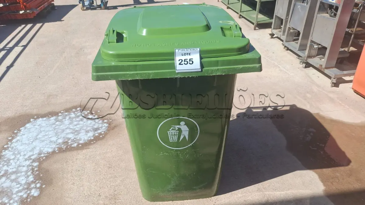 LOTE 255 - 01 LIXEIRA DE 360 LITROS. (NO ESTADO) ATENÇÃO! FAZER A VISITAÇÃO ANTES DE ARREMATAR, NÃO SABEMOS SE FUNCIONA. LEILÃO NÃO TEM GARANTIA E NEM DEVOLUÇÃO, SUJEITO A POSSÍVEIS AVARIAS VISÍVEIS/OCULTAS E/OU AUSÊNCIA DE COMPONENTES.