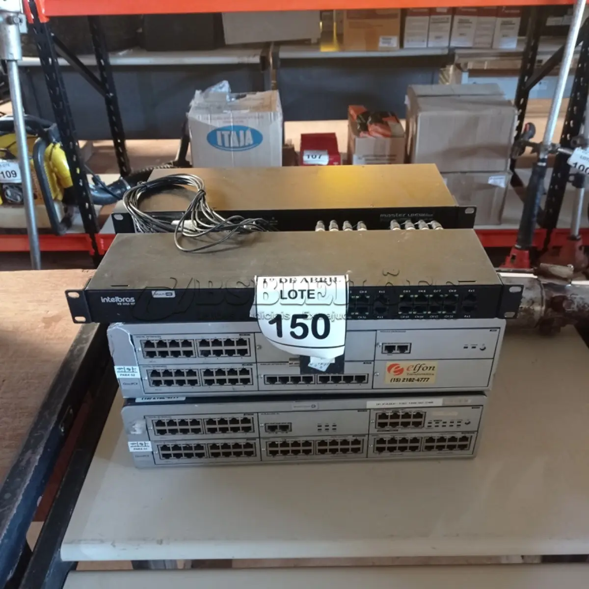 LOTE 150 - 04 SWITCHES. (NO ESTADO) ATENÇÃO! FAZER A VISITAÇÃO ANTES DE ARREMATAR, NÃO SABEMOS SE FUNCIONA. LEILÃO NÃO TEM GARANTIA E NEM DEVOLUÇÃO, SUJEITO A POSSÍVEIS AVARIAS VISÍVEIS/OCULTAS E/OU AUSÊNCIA DE COMPONENTES.