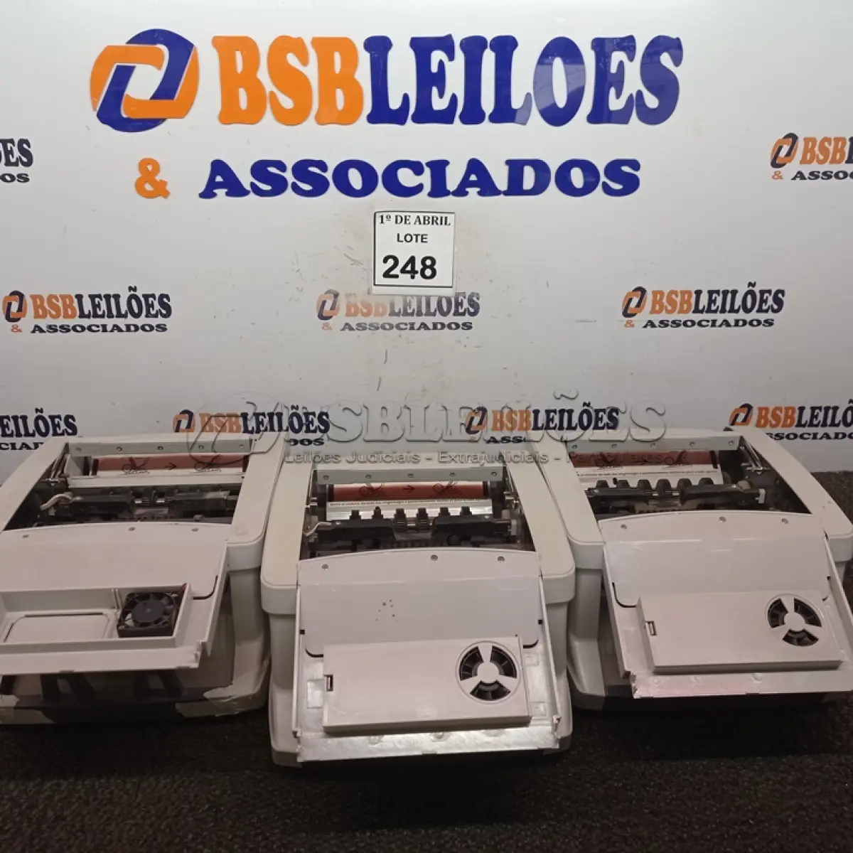 LOTE 248 - 03 CONTADORAS DE CÉDULAS. (NO ESTADO) ATENÇÃO! FAZER A VISITAÇÃO ANTES DE ARREMATAR, NÃO SABEMOS SE FUNCIONA. LEILÃO NÃO TEM GARANTIA E NEM DEVOLUÇÃO, SUJEITO A POSSÍVEIS AVARIAS VISÍVEIS/OCULTAS E/OU AUSÊNCIA DE COMPONENTES.