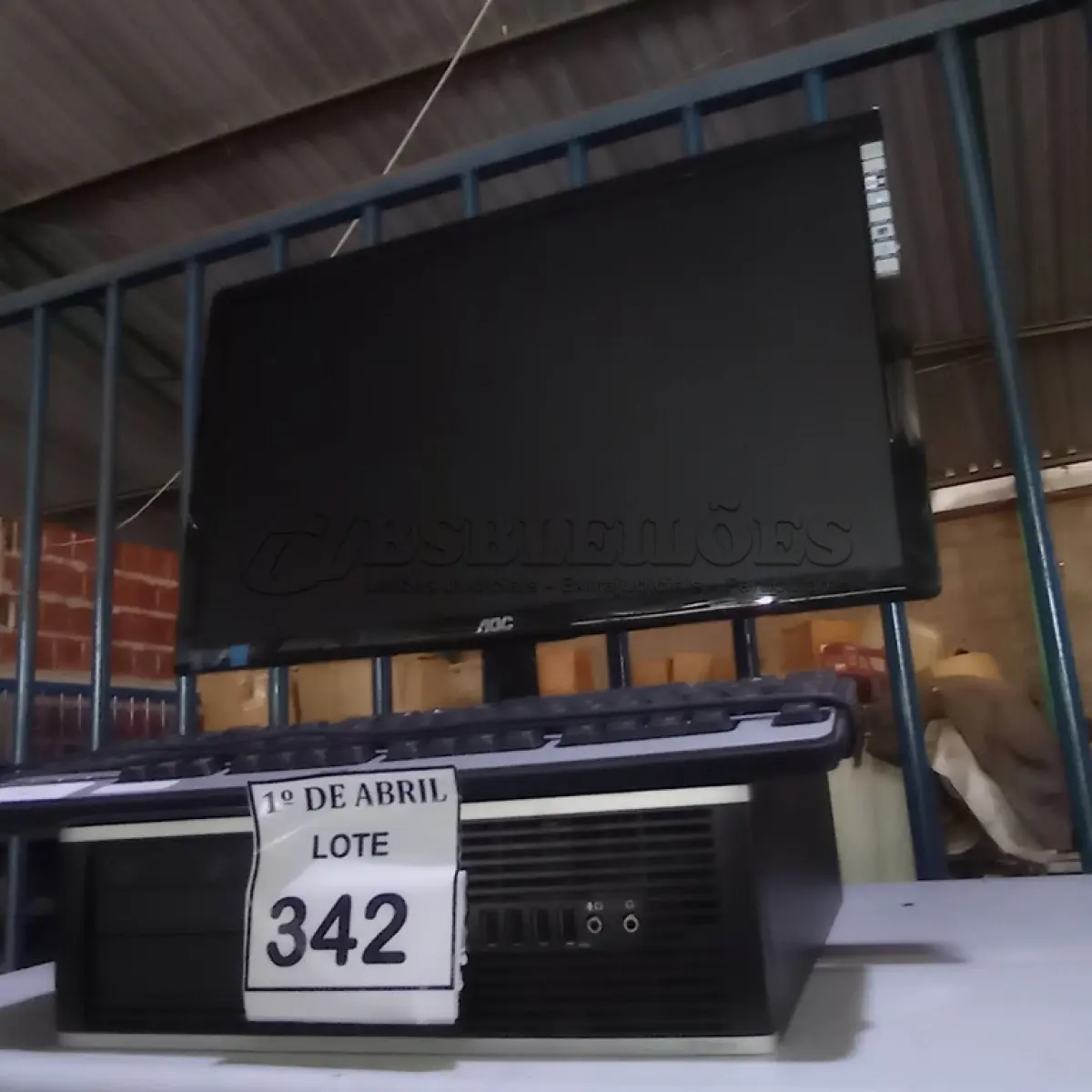 LOTE 342 - 01 CPU HP, 01 MONITOR E 01 TECLADO. (NO ESTADO) ATENÇÃO! FAZER A VISITAÇÃO ANTES DE ARREMATAR, NÃO SABEMOS SE FUNCIONA. LEILÃO NÃO TEM GARANTIA E NEM DEVOLUÇÃO, SUJEITO A POSSÍVEIS AVARIAS VISÍVEIS/OCULTAS E/OU AUSÊNCIA DE COMPONENTES.
