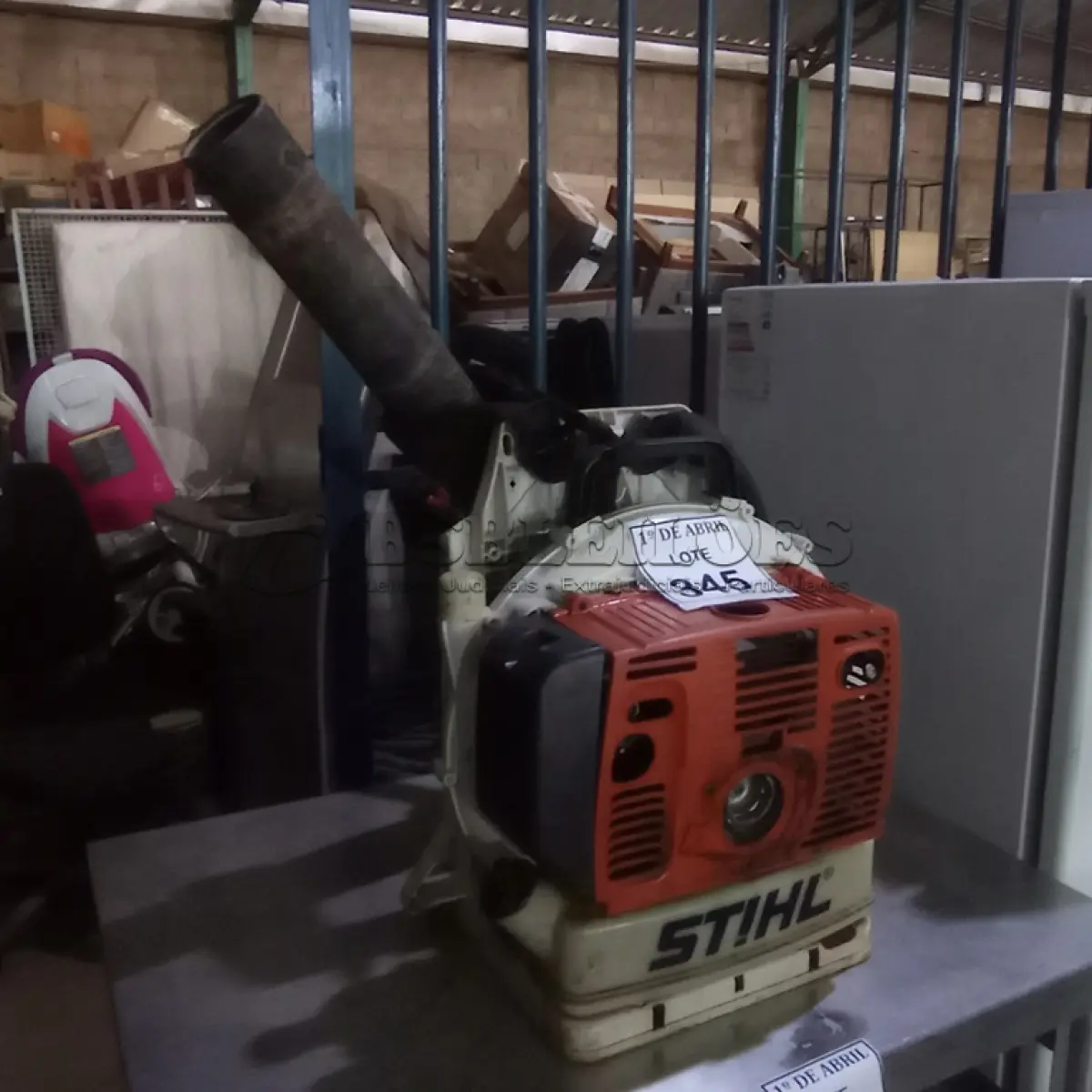 LOTE 345 - 01 SOPRADOR DE FOLHAS COSTAL A GASOLINA STIHL. (NO ESTADO) ATENÇÃO! FAZER A VISITAÇÃO ANTES DE ARREMATAR, NÃO SABEMOS SE FUNCIONA. LEILÃO NÃO TEM GARANTIA E NEM DEVOLUÇÃO, SUJEITO A POSSÍVEIS AVARIAS VISÍVEIS/OCULTAS E/OU AUSÊNCIA DE COMPONENTES.