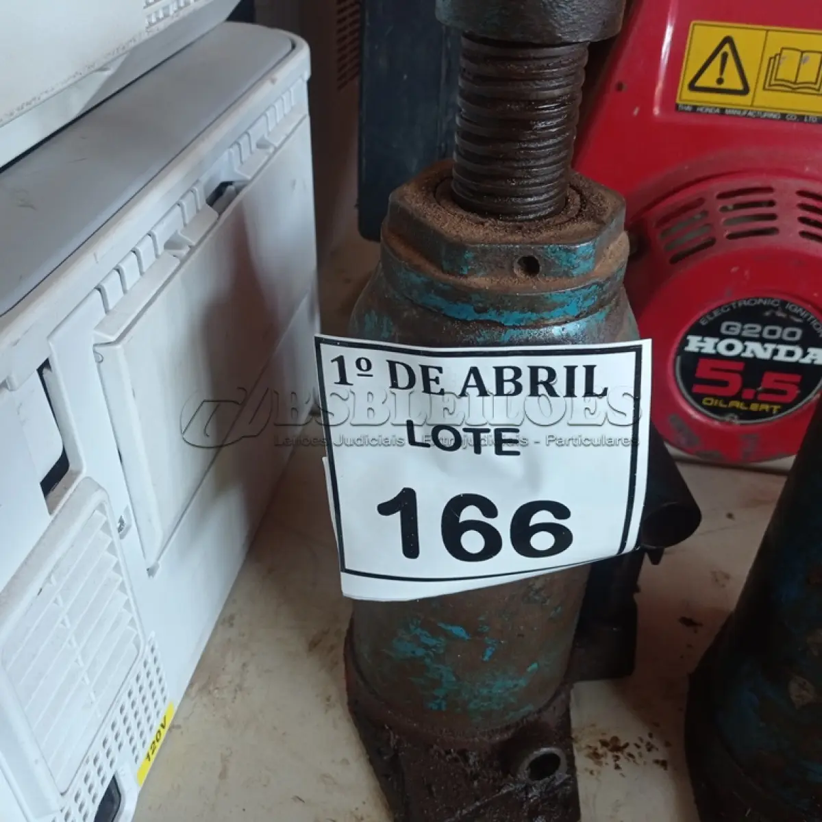 LOTE 166 - 01 MACACO GARRAFÃO. (NO ESTADO) ATENÇÃO! FAZER A VISITAÇÃO ANTES DE ARREMATAR, NÃO SABEMOS SE FUNCIONA. LEILÃO NÃO TEM GARANTIA E NEM DEVOLUÇÃO, SUJEITO A POSSÍVEIS AVARIAS VISÍVEIS/OCULTAS E/OU AUSÊNCIA DE COMPONENTES.
