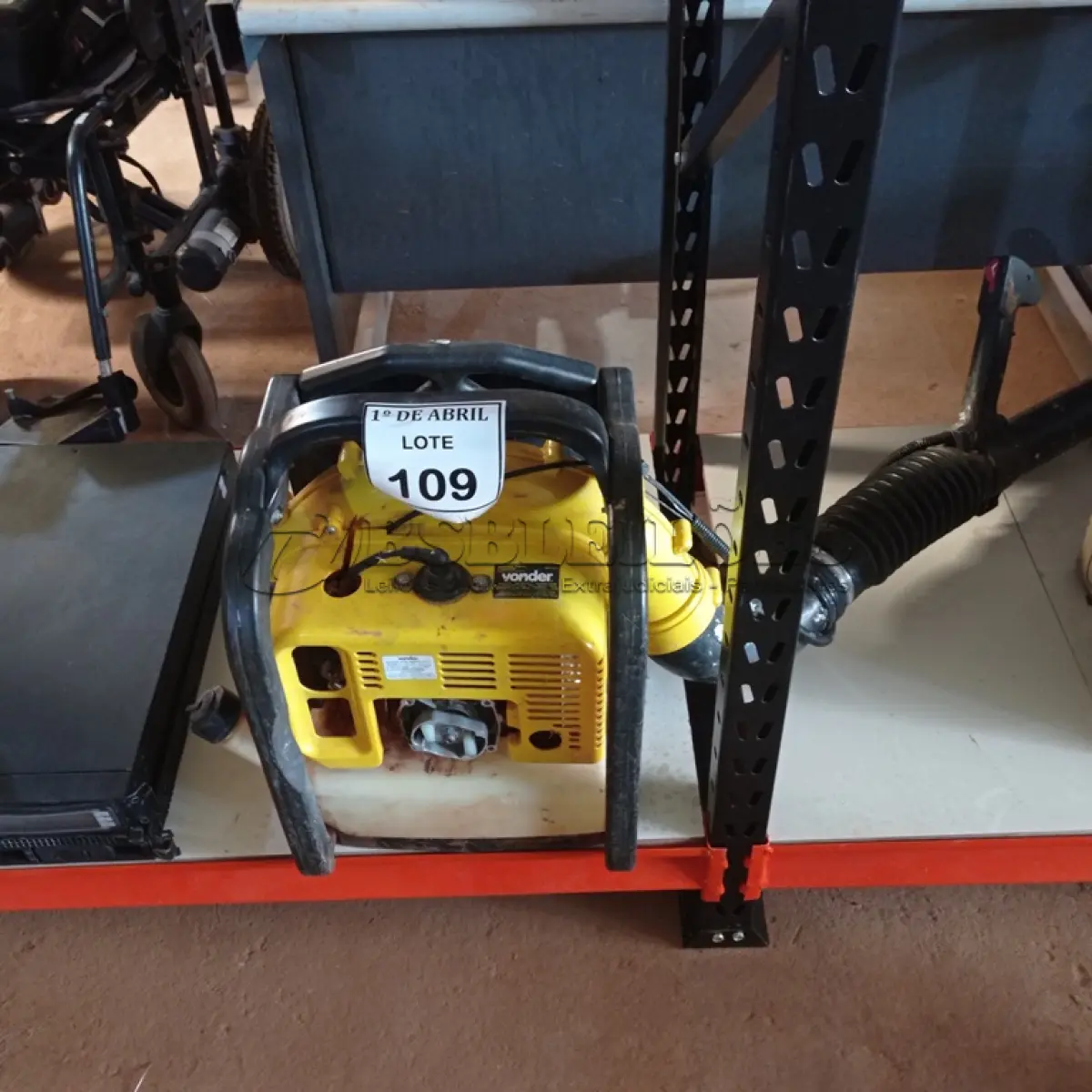 LOTE 109 - 01 SOPRADOR DE FOLHAS COSTAL A GASOLINA VONDER. (NO ESTADO) ATENÇÃO! FAZER A VISITAÇÃO ANTES DE ARREMATAR, NÃO SABEMOS SE FUNCIONA. LEILÃO NÃO TEM GARANTIA E NEM DEVOLUÇÃO, SUJEITO A POSSÍVEIS AVARIAS VISÍVEIS/OCULTAS E/OU AUSÊNCIA DE COMPONENTES.