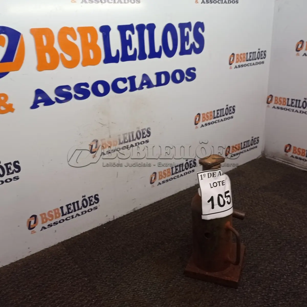 LOTE 105 - 01 MACACO GARRAFÃO. (NO ESTADO) ATENÇÃO! FAZER A VISITAÇÃO ANTES DE ARREMATAR, NÃO SABEMOS SE FUNCIONA. LEILÃO NÃO TEM GARANTIA E NEM DEVOLUÇÃO, SUJEITO A POSSÍVEIS AVARIAS VISÍVEIS/OCULTAS E/OU AUSÊNCIA DE COMPONENTES.