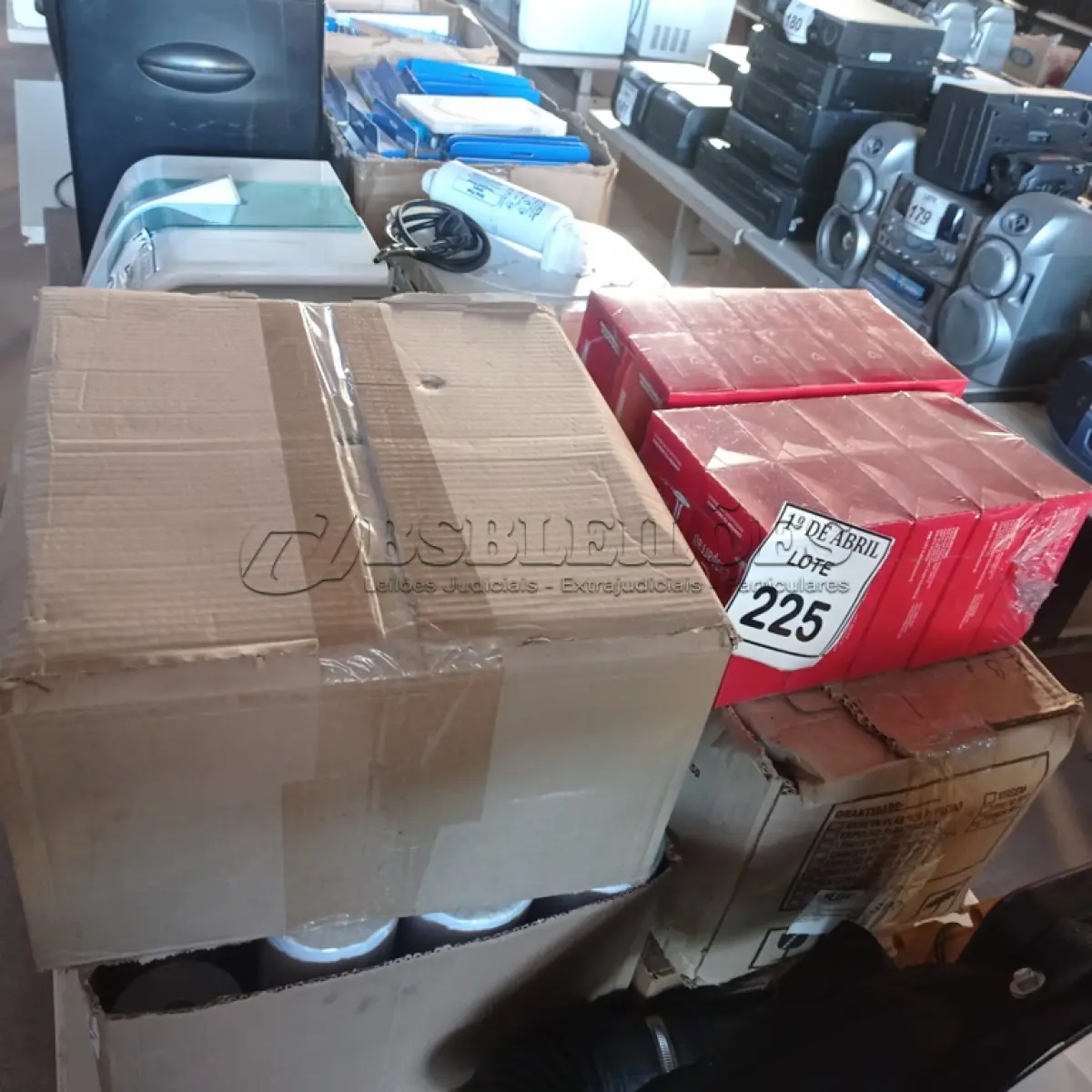 LOTE 225 - 01 LOTE COM GRAMPOS DE TRILHO. (NO ESTADO) ATENÇÃO! FAZER A VISITAÇÃO ANTES DE ARREMATAR, NÃO SABEMOS SE FUNCIONA. LEILÃO NÃO TEM GARANTIA E NEM DEVOLUÇÃO, SUJEITO A POSSÍVEIS AVARIAS VISÍVEIS/OCULTAS E/OU AUSÊNCIA DE COMPONENTES.