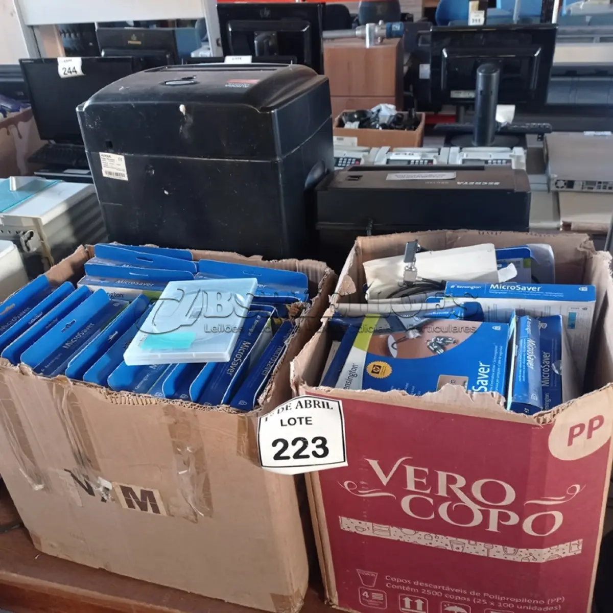 LOTE 223 - 02 FRAGMENTADORAS DE PAPEL E TRAVAS PARA NOTEBOOKS. (NO ESTADO) ATENÇÃO! FAZER A VISITAÇÃO ANTES DE ARREMATAR, NÃO SABEMOS SE FUNCIONA. LEILÃO NÃO TEM GARANTIA E NEM DEVOLUÇÃO, SUJEITO A POSSÍVEIS AVARIAS VISÍVEIS/OCULTAS E/OU AUSÊNCIA DE COMPONENTES.