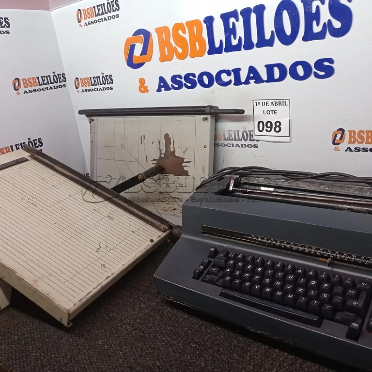 LOTE 098 - 01 MÁQUINA DE DATILOGRAFAR, 01 ENCADERNADORA E 01 CORTADORA DE PAPEL. (NO ESTADO) ATENÇÃO! FAZER A VISITAÇÃO ANTES DE ARREMATAR, NÃO SABEMOS SE FUNCIONA. LEILÃO NÃO TEM GARANTIA E NEM DEVOLUÇÃO, SUJEITO A POSSÍVEIS AVARIAS VISÍVEIS/OCULTAS E/OU AUSÊNCIA DE COMPONENTES.