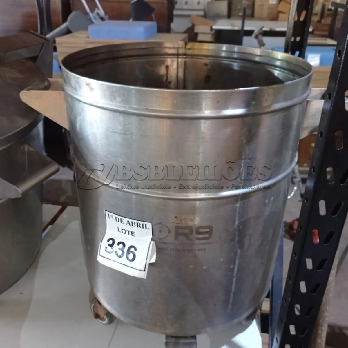 LOTE 336 - 01 LIXEIRA EM INOX. (NO ESTADO) ATENÇÃO! FAZER A VISITAÇÃO ANTES DE ARREMATAR, NÃO SABEMOS SE FUNCIONA. LEILÃO NÃO TEM GARANTIA E NEM DEVOLUÇÃO, SUJEITO A POSSÍVEIS AVARIAS VISÍVEIS/OCULTAS E/OU AUSÊNCIA DE COMPONENTES.