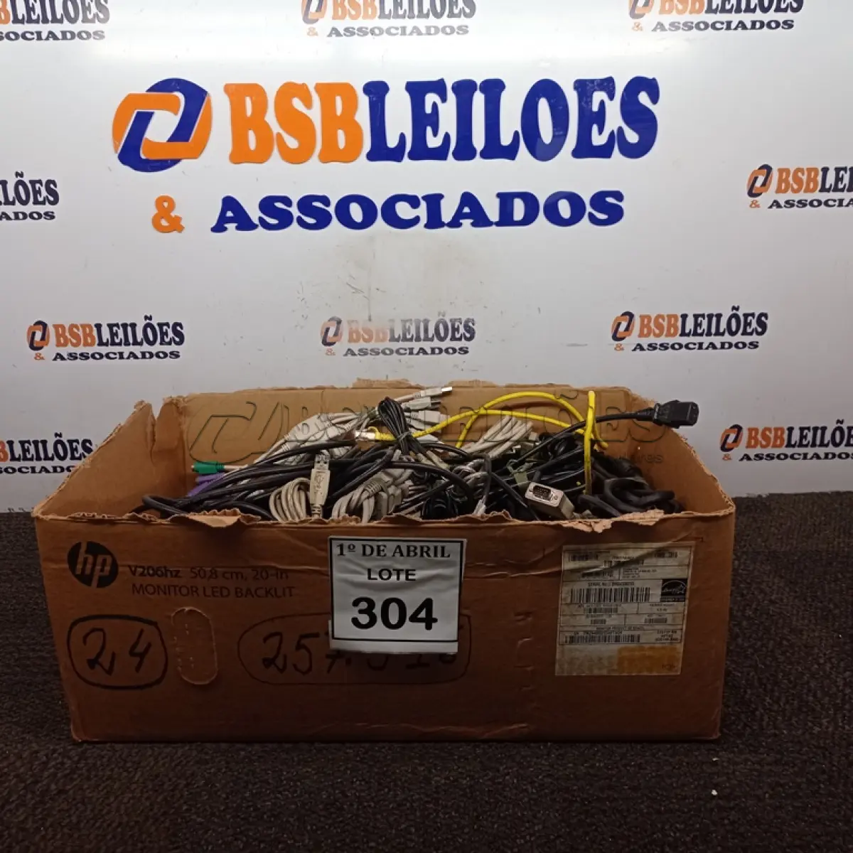 LOTE 304 - 01 LOTE COM CABOS DIVERSOS. (NO ESTADO) ATENÇÃO! FAZER A VISITAÇÃO ANTES DE ARREMATAR, NÃO SABEMOS SE FUNCIONA. LEILÃO NÃO TEM GARANTIA E NEM DEVOLUÇÃO, SUJEITO A POSSÍVEIS AVARIAS VISÍVEIS/OCULTAS E/OU AUSÊNCIA DE COMPONENTES.