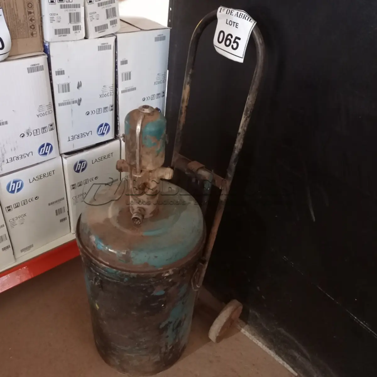 LOTE 065 - 01 GRAXEIRA PNEUMÁTICA. (NO ESTADO) ATENÇÃO! FAZER A VISITAÇÃO ANTES DE ARREMATAR, NÃO SABEMOS SE FUNCIONA. LEILÃO NÃO TEM GARANTIA E NEM DEVOLUÇÃO, SUJEITO A POSSÍVEIS AVARIAS VISÍVEIS/OCULTAS E/OU AUSÊNCIA DE COMPONENTES.