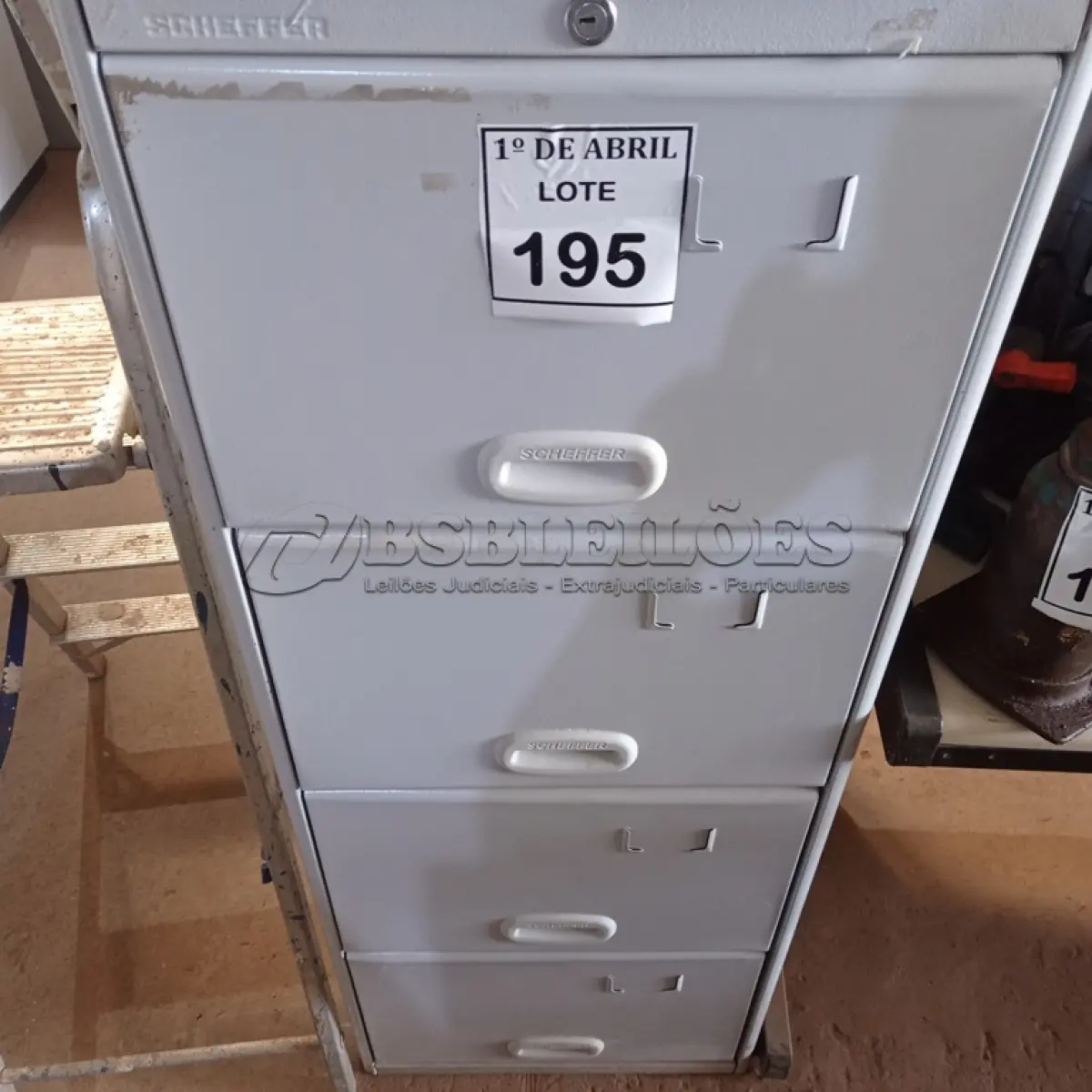 LOTE 195 - 01 ARQUIVO DE AÇO 04 GAVETAS. (NO ESTADO) ATENÇÃO! FAZER A VISITAÇÃO ANTES DE ARREMATAR, NÃO SABEMOS SE FUNCIONA. LEILÃO NÃO TEM GARANTIA E NEM DEVOLUÇÃO, SUJEITO A POSSÍVEIS AVARIAS VISÍVEIS/OCULTAS E/OU AUSÊNCIA DE COMPONENTES.