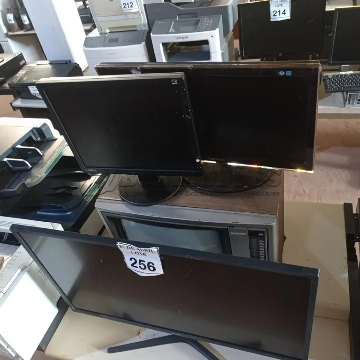 LOTE 256 - 01 TV ANTIGA E 03 MONITORES. (NO ESTADO) ATENÇÃO! FAZER A VISITAÇÃO ANTES DE ARREMATAR, NÃO SABEMOS SE FUNCIONA. LEILÃO NÃO TEM GARANTIA E NEM DEVOLUÇÃO, SUJEITO A POSSÍVEIS AVARIAS VISÍVEIS/OCULTAS E/OU AUSÊNCIA DE COMPONENTES.