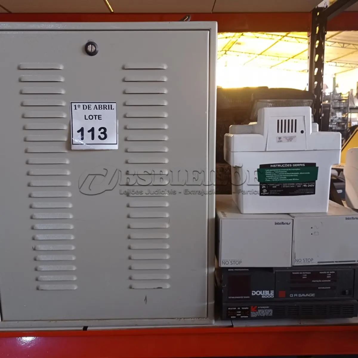 LOTE 113 - 01 BANCO PARA BATERIAS, 01 ESTABILIZADOR E 01 LUMINÁRIA DE EMERGÊNCIA. (NO ESTADO) ATENÇÃO! FAZER A VISITAÇÃO ANTES DE ARREMATAR, NÃO SABEMOS SE FUNCIONA. LEILÃO NÃO TEM GARANTIA E NEM DEVOLUÇÃO, SUJEITO A POSSÍVEIS AVARIAS VISÍVEIS/OCULTAS E/OU AUSÊNCIA DE COMPONENTES.