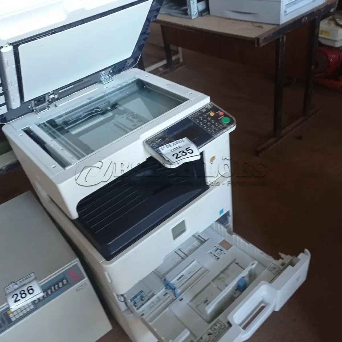 LOTE 235 - 01 IMPRESSORA KYOCERA. (NO ESTADO) ATENÇÃO! FAZER A VISITAÇÃO ANTES DE ARREMATAR, NÃO SABEMOS SE FUNCIONA. LEILÃO NÃO TEM GARANTIA E NEM DEVOLUÇÃO, SUJEITO A POSSÍVEIS AVARIAS VISÍVEIS/OCULTAS E/OU AUSÊNCIA DE COMPONENTES.
