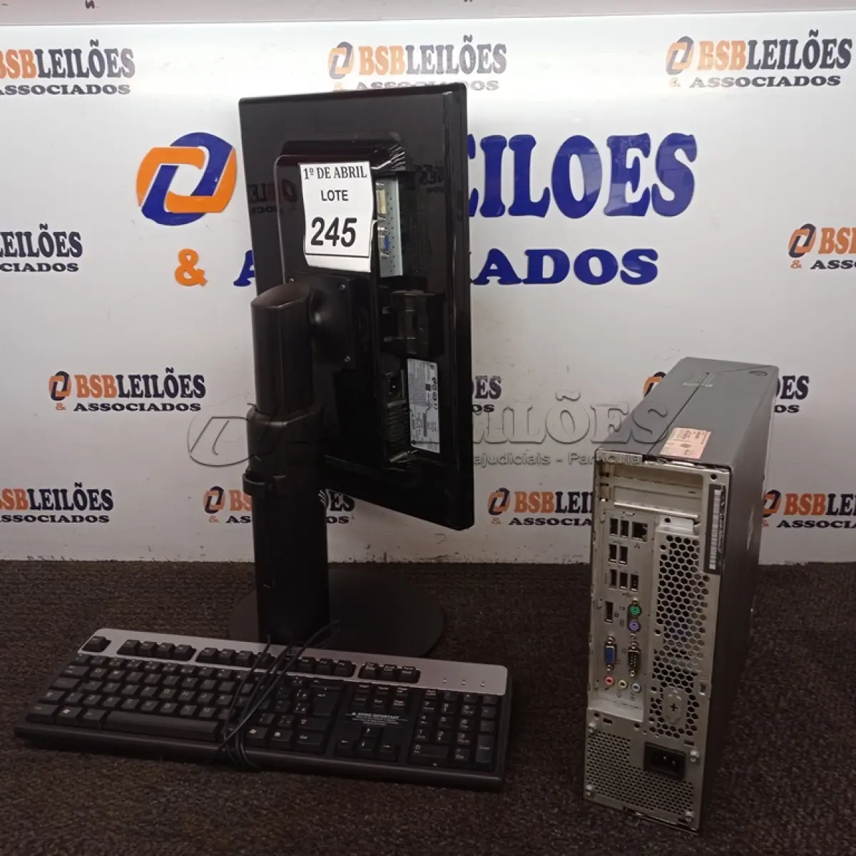 LOTE 245 - 01 CPU LENOVO, 01 MONITOR E TECLADO. (NO ESTADO) ATENÇÃO! FAZER A VISITAÇÃO ANTES DE ARREMATAR, NÃO SABEMOS SE FUNCIONA. LEILÃO NÃO TEM GARANTIA E NEM DEVOLUÇÃO, SUJEITO A POSSÍVEIS AVARIAS VISÍVEIS/OCULTAS E/OU AUSÊNCIA DE COMPONENTES.