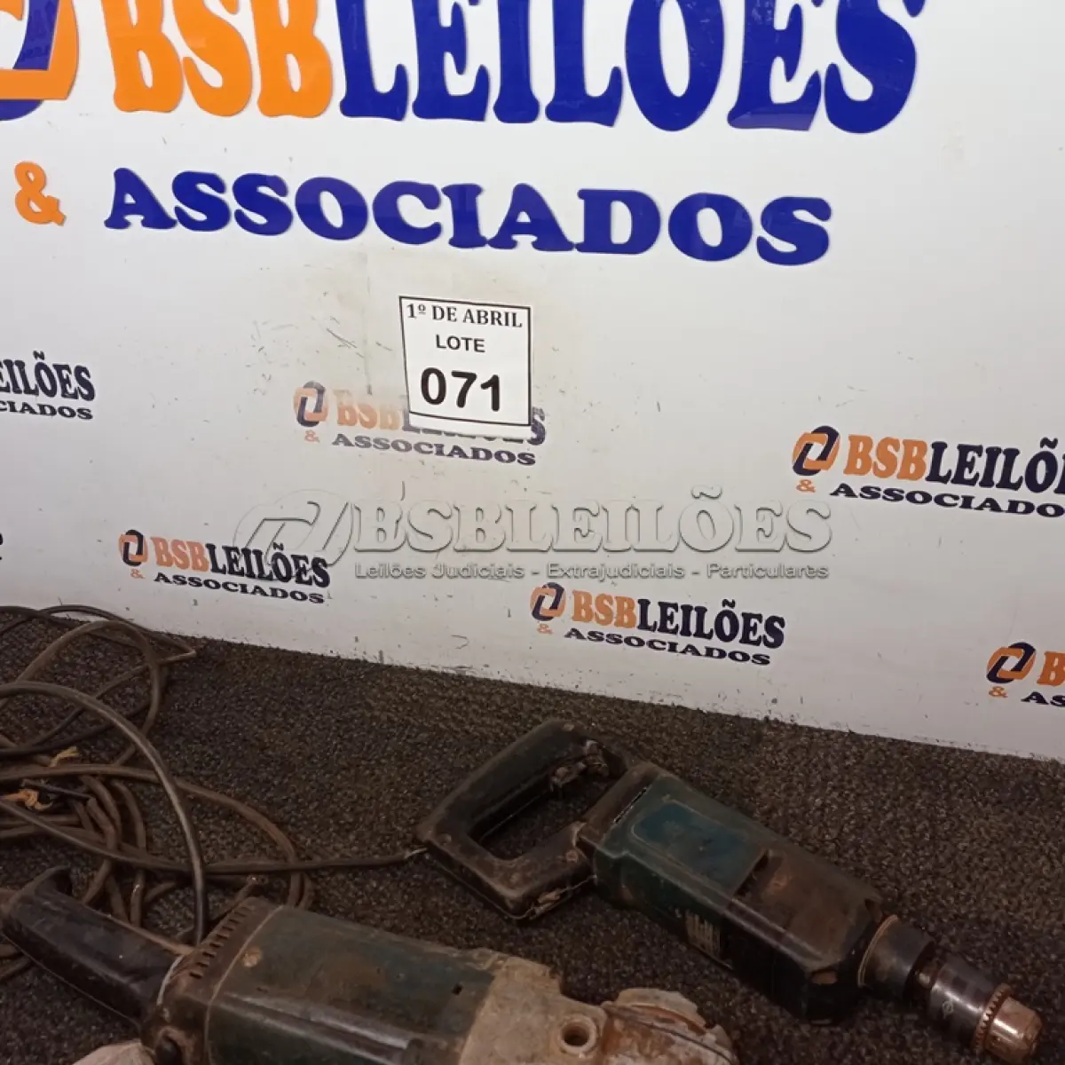 LOTE 071 - 01 ESMERILHADEIRA E 01 FURADEIRA. (NO ESTADO) ATENÇÃO! FAZER A VISITAÇÃO ANTES DE ARREMATAR, NÃO SABEMOS SE FUNCIONA. LEILÃO NÃO TEM GARANTIA E NEM DEVOLUÇÃO, SUJEITO A POSSÍVEIS AVARIAS VISÍVEIS/OCULTAS E/OU AUSÊNCIA DE COMPONENTES.
