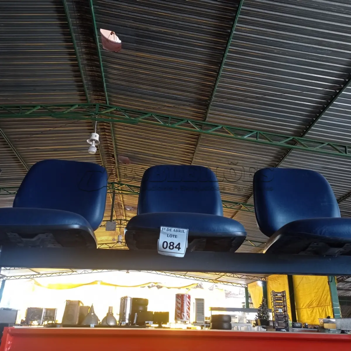 LOTE 084 - 01 LONGARINA 3 LUGARES. (NO ESTADO) ATENÇÃO! FAZER A VISITAÇÃO ANTES DE ARREMATAR, NÃO SABEMOS SE FUNCIONA. LEILÃO NÃO TEM GARANTIA E NEM DEVOLUÇÃO, SUJEITO A POSSÍVEIS AVARIAS VISÍVEIS/OCULTAS E/OU AUSÊNCIA DE COMPONENTES.
