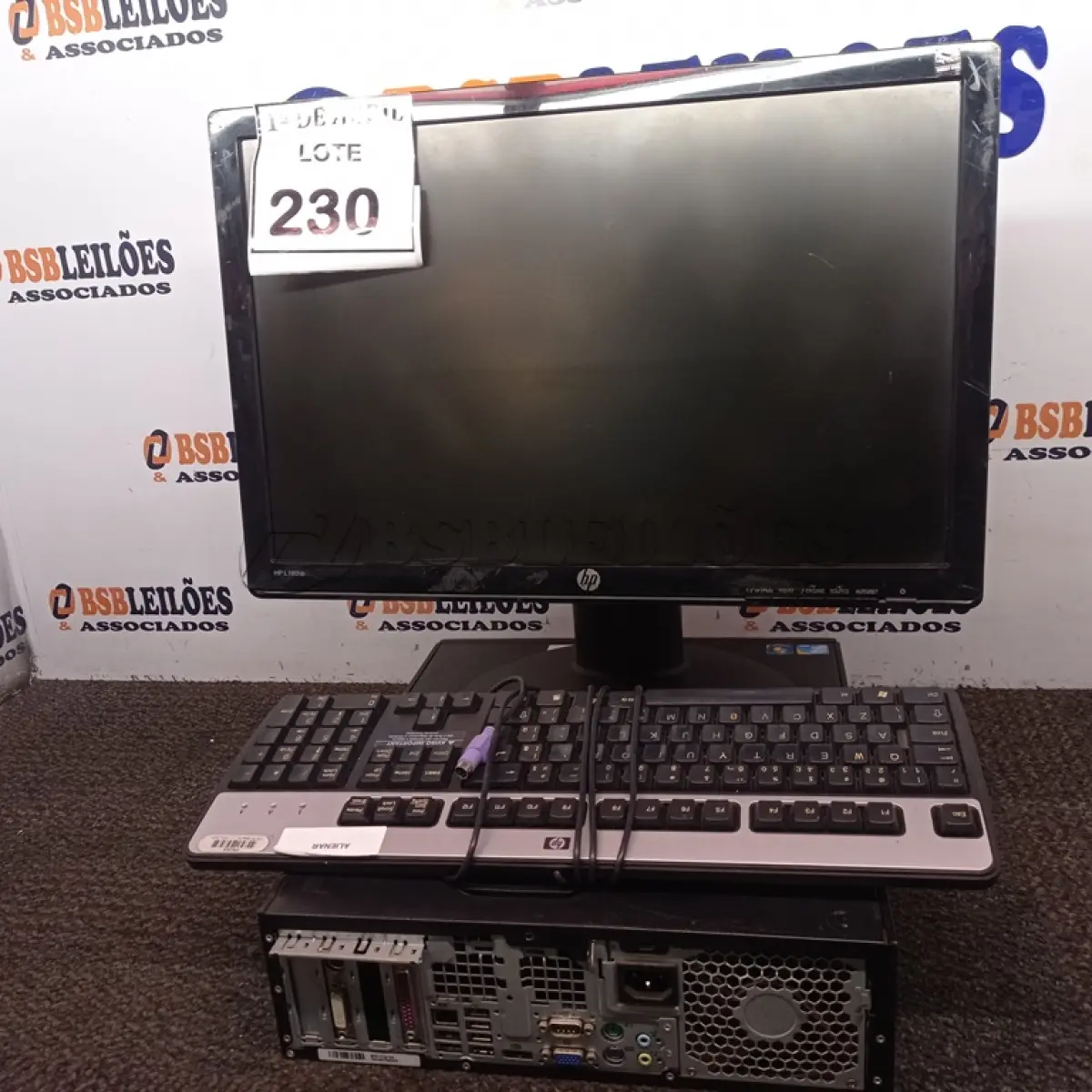 LOTE 230 - 01 CPU HP E 01 MONITOR COM TECLADO. (NO ESTADO) ATENÇÃO! FAZER A VISITAÇÃO ANTES DE ARREMATAR, NÃO SABEMOS SE FUNCIONA. LEILÃO NÃO TEM GARANTIA E NEM DEVOLUÇÃO, SUJEITO A POSSÍVEIS AVARIAS VISÍVEIS/OCULTAS E/OU AUSÊNCIA DE COMPONENTES.