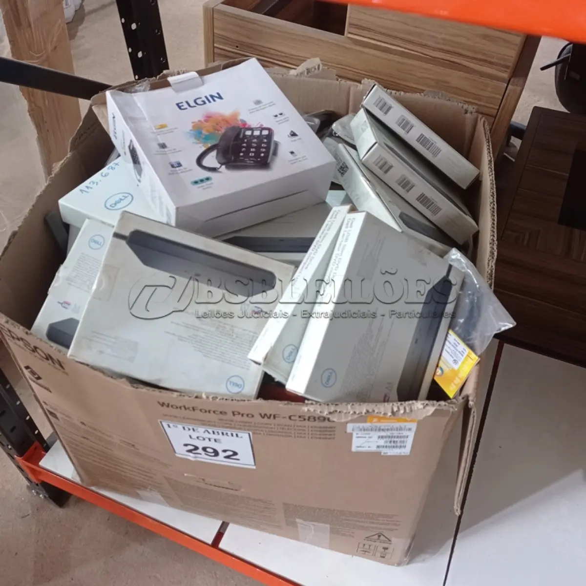 LOTE 292 - 01 LOTE COM ROTEADORES, CABOS DIVERSOS. (NO ESTADO) ATENÇÃO! FAZER A VISITAÇÃO ANTES DE ARREMATAR, NÃO SABEMOS SE FUNCIONA. LEILÃO NÃO TEM GARANTIA E NEM DEVOLUÇÃO, SUJEITO A POSSÍVEIS AVARIAS VISÍVEIS/OCULTAS E/OU AUSÊNCIA DE COMPONENTES.
