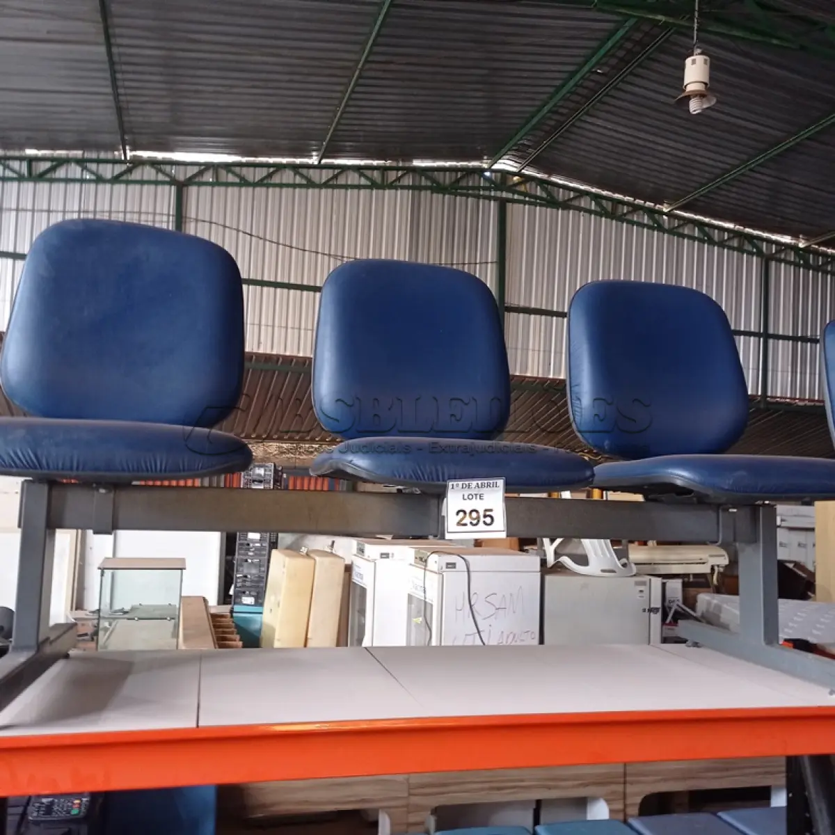 LOTE 295 - 01 LONGARINA 03 LUGARES. (NO ESTADO) ATENÇÃO! FAZER A VISITAÇÃO ANTES DE ARREMATAR, NÃO SABEMOS SE FUNCIONA. LEILÃO NÃO TEM GARANTIA E NEM DEVOLUÇÃO, SUJEITO A POSSÍVEIS AVARIAS VISÍVEIS/OCULTAS E/OU AUSÊNCIA DE COMPONENTES.