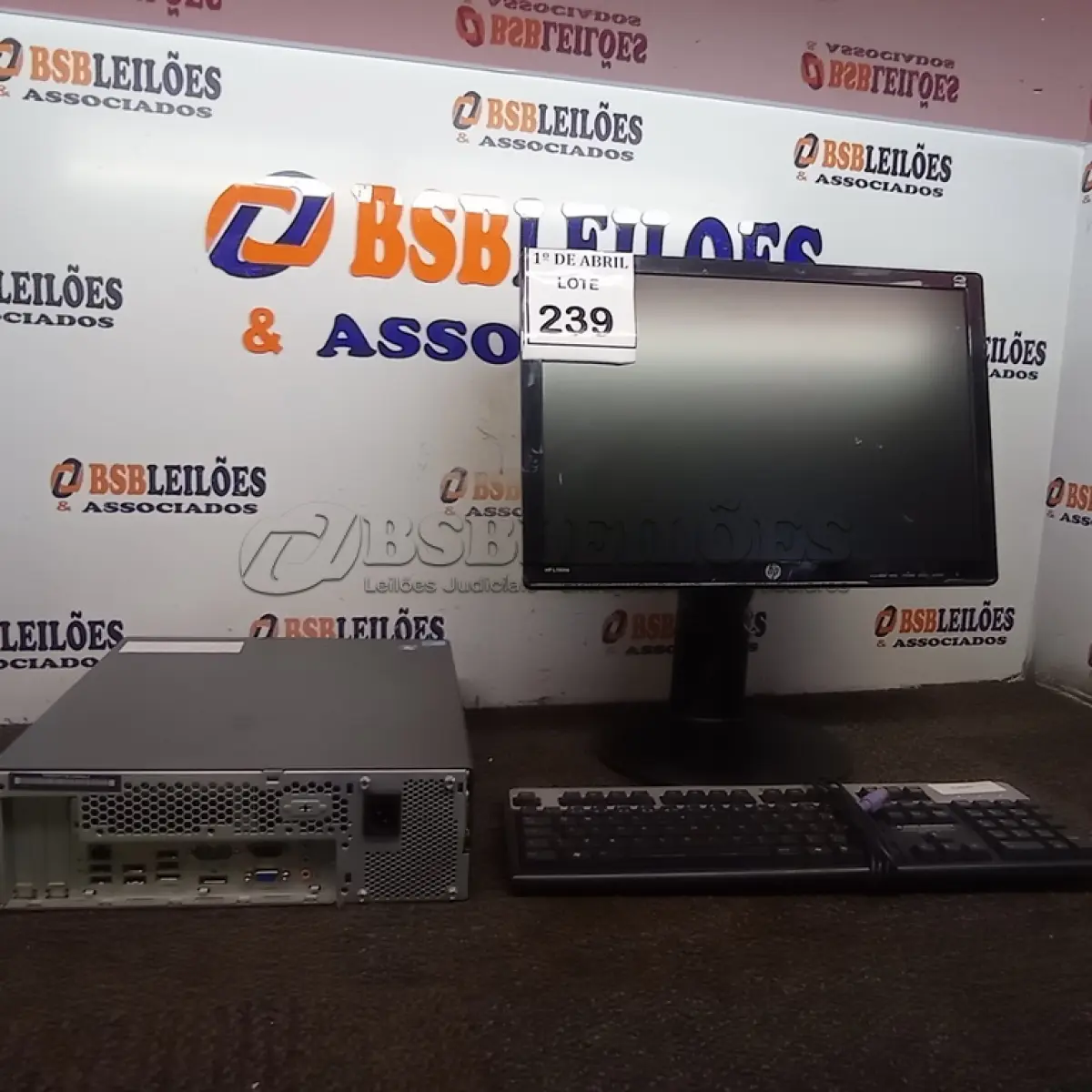 LOTE 239 - 01 CPU LENOVO, 01 MONITOR E TECLADO. (NO ESTADO) ATENÇÃO! FAZER A VISITAÇÃO ANTES DE ARREMATAR, NÃO SABEMOS SE FUNCIONA. LEILÃO NÃO TEM GARANTIA E NEM DEVOLUÇÃO, SUJEITO A POSSÍVEIS AVARIAS VISÍVEIS/OCULTAS E/OU AUSÊNCIA DE COMPONENTES.