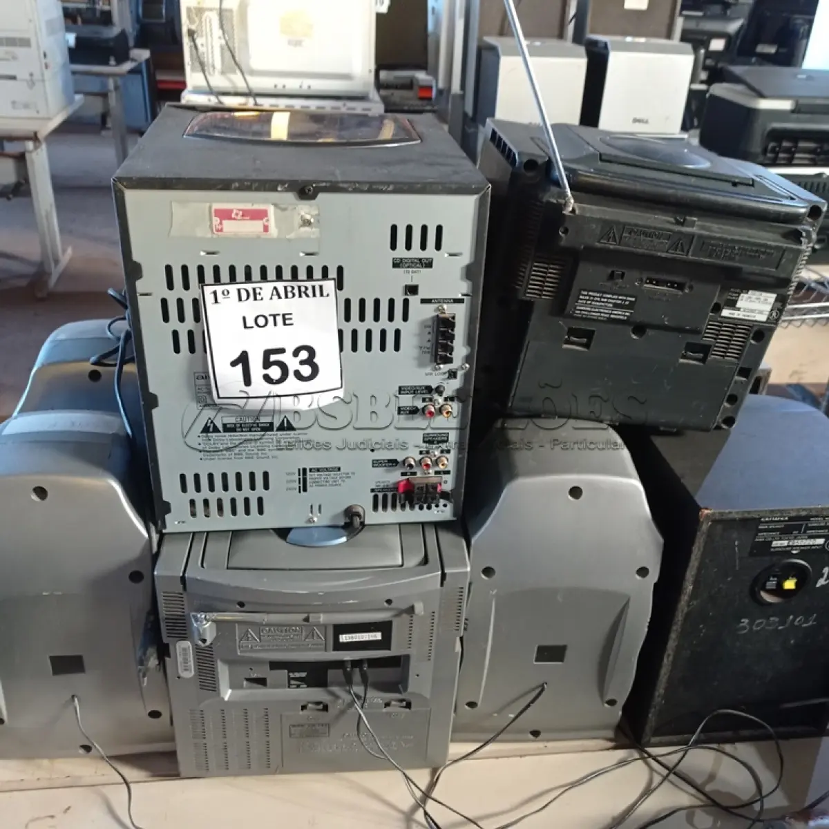 LOTE 153 - 01 LOTE COM MICRO SYSTEM. (NO ESTADO) ATENÇÃO! FAZER A VISITAÇÃO ANTES DE ARREMATAR, NÃO SABEMOS SE FUNCIONA. LEILÃO NÃO TEM GARANTIA E NEM DEVOLUÇÃO, SUJEITO A POSSÍVEIS AVARIAS VISÍVEIS/OCULTAS E/OU AUSÊNCIA DE COMPONENTES.
