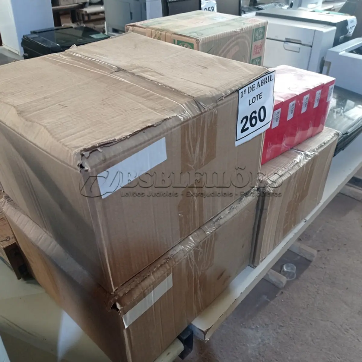 LOTE 260 - 01 LOTE COM COLCHETES E BOBINAS DE ETIQUETAS. (NO ESTADO) ATENÇÃO! FAZER A VISITAÇÃO ANTES DE ARREMATAR, NÃO SABEMOS SE FUNCIONA. LEILÃO NÃO TEM GARANTIA E NEM DEVOLUÇÃO, SUJEITO A POSSÍVEIS AVARIAS VISÍVEIS/OCULTAS E/OU AUSÊNCIA DE COMPONENTES.