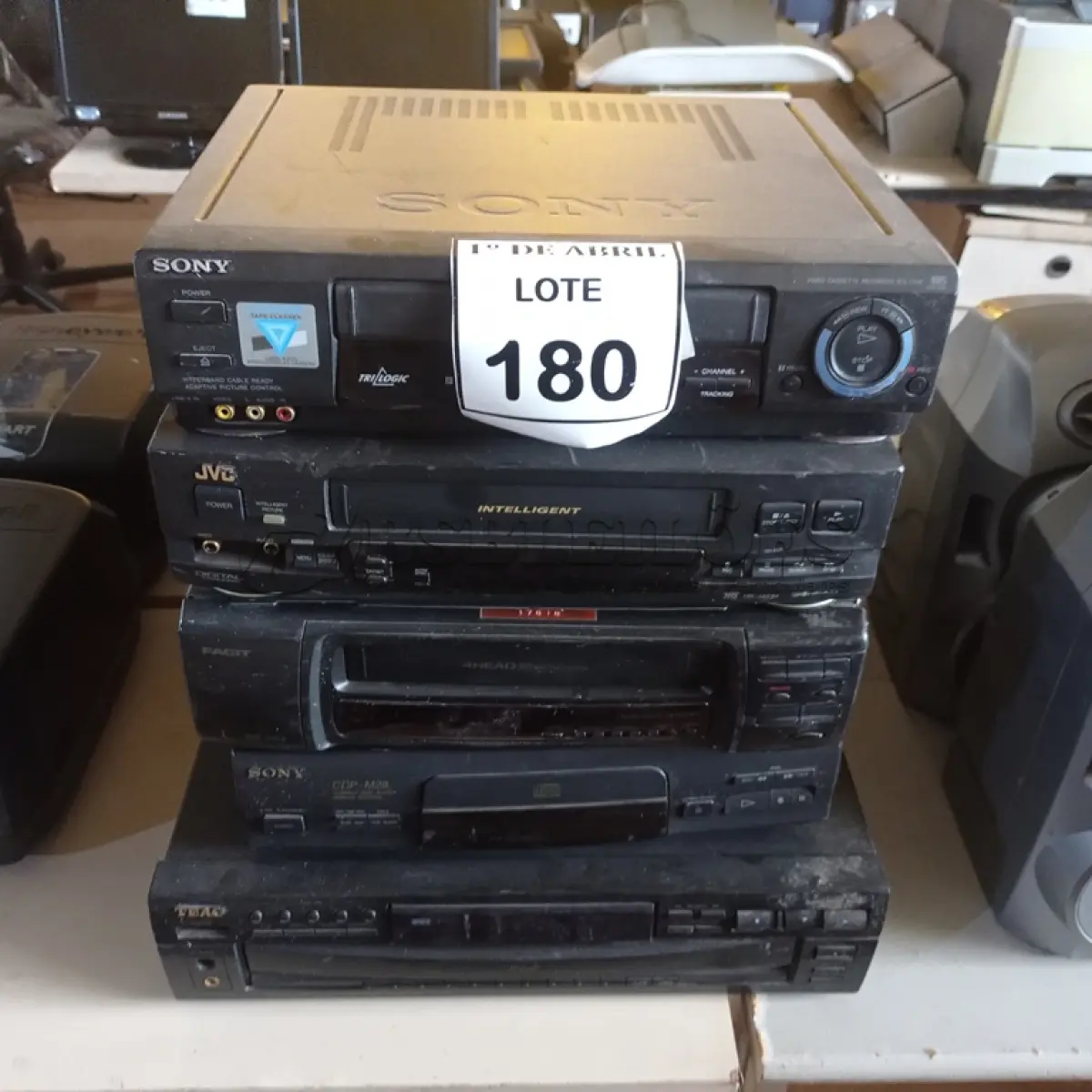 LOTE 180 - 01 LOTE COM VHS DIVERSOS. (NO ESTADO) ATENÇÃO! FAZER A VISITAÇÃO ANTES DE ARREMATAR, NÃO SABEMOS SE FUNCIONA. LEILÃO NÃO TEM GARANTIA E NEM DEVOLUÇÃO, SUJEITO A POSSÍVEIS AVARIAS VISÍVEIS/OCULTAS E/OU AUSÊNCIA DE COMPONENTES.
