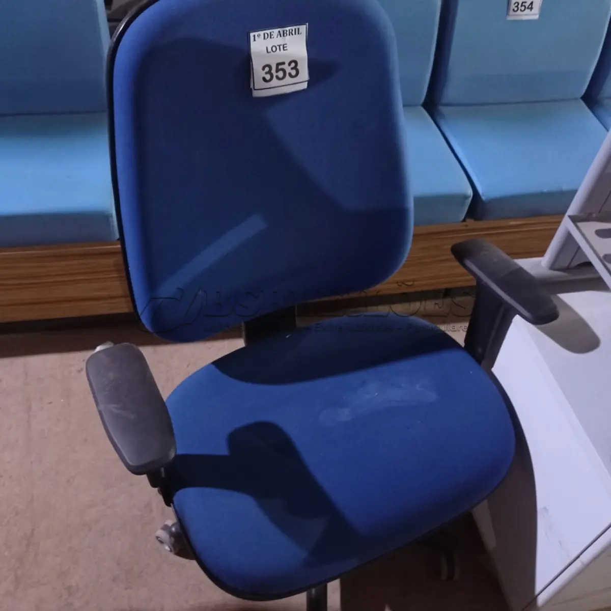 LOTE 353 - 01 CADEIRA PARA ESCRITÓRIO COM ESPALDAR ALTO. (NO ESTADO) ATENÇÃO! FAZER A VISITAÇÃO ANTES DE ARREMATAR, NÃO SABEMOS SE FUNCIONA. LEILÃO NÃO TEM GARANTIA E NEM DEVOLUÇÃO, SUJEITO A POSSÍVEIS AVARIAS VISÍVEIS/OCULTAS E/OU AUSÊNCIA DE COMPONENTES.