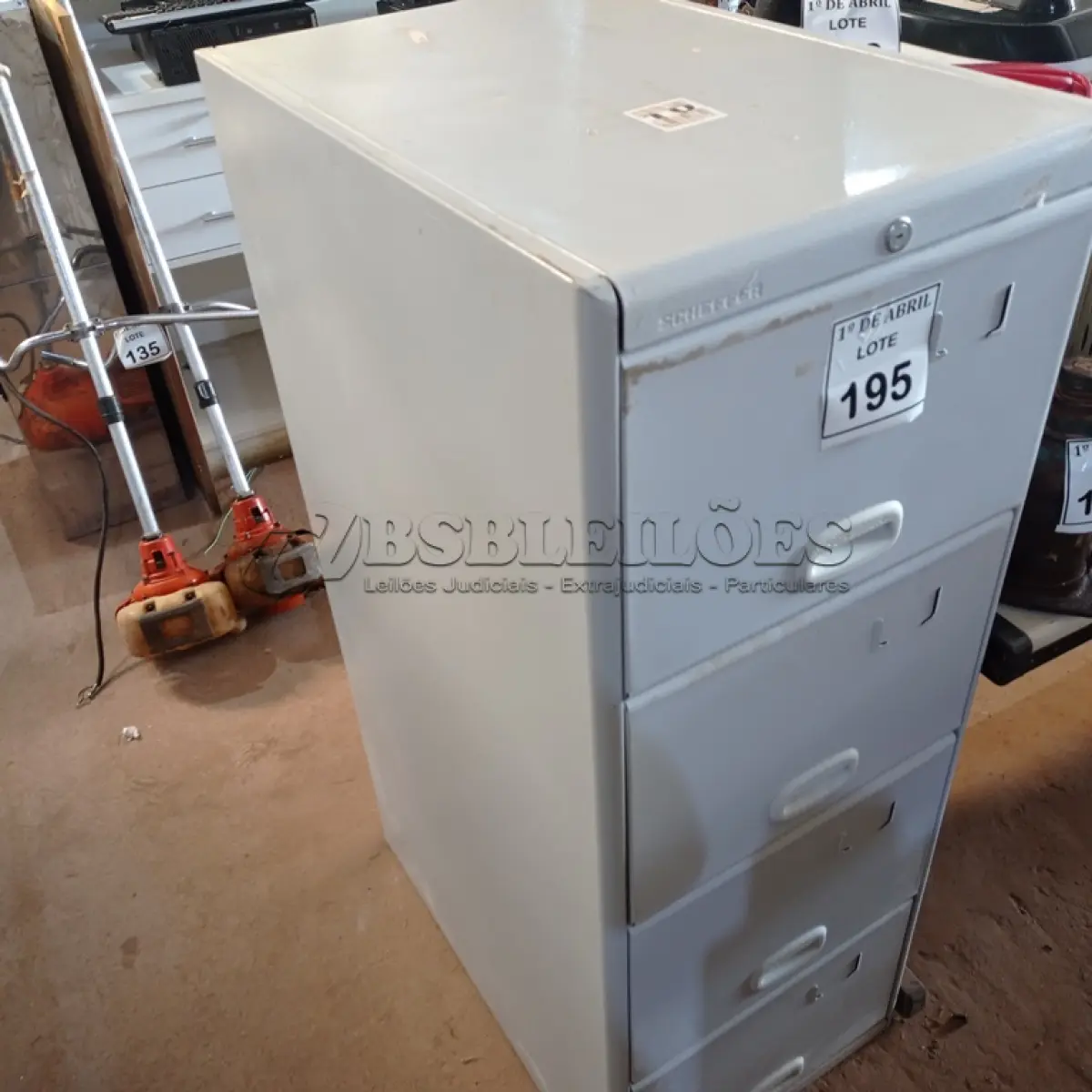 LOTE 195 - 01 ARQUIVO DE AÇO 04 GAVETAS. (NO ESTADO) ATENÇÃO! FAZER A VISITAÇÃO ANTES DE ARREMATAR, NÃO SABEMOS SE FUNCIONA. LEILÃO NÃO TEM GARANTIA E NEM DEVOLUÇÃO, SUJEITO A POSSÍVEIS AVARIAS VISÍVEIS/OCULTAS E/OU AUSÊNCIA DE COMPONENTES.