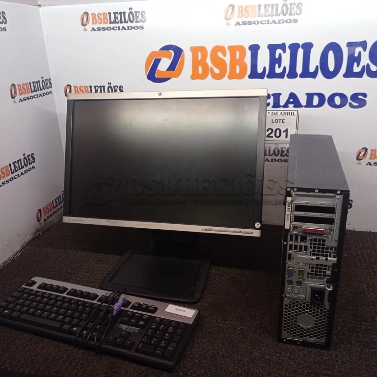 LOTE 201 - 01 CPU HP E 01 MONITOR COM TECLADO. (NO ESTADO) ATENÇÃO! FAZER A VISITAÇÃO ANTES DE ARREMATAR, NÃO SABEMOS SE FUNCIONA. LEILÃO NÃO TEM GARANTIA E NEM DEVOLUÇÃO, SUJEITO A POSSÍVEIS AVARIAS VISÍVEIS/OCULTAS E/OU AUSÊNCIA DE COMPONENTES.