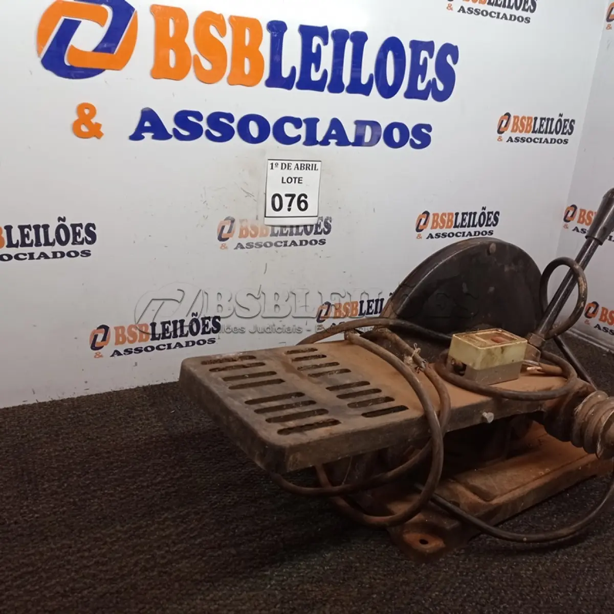 LOTE 076 - 01 POLICORTE SEM MOTOR. (NO ESTADO) ATENÇÃO! FAZER A VISITAÇÃO ANTES DE ARREMATAR, NÃO SABEMOS SE FUNCIONA. LEILÃO NÃO TEM GARANTIA E NEM DEVOLUÇÃO, SUJEITO A POSSÍVEIS AVARIAS VISÍVEIS/OCULTAS E/OU AUSÊNCIA DE COMPONENTES.