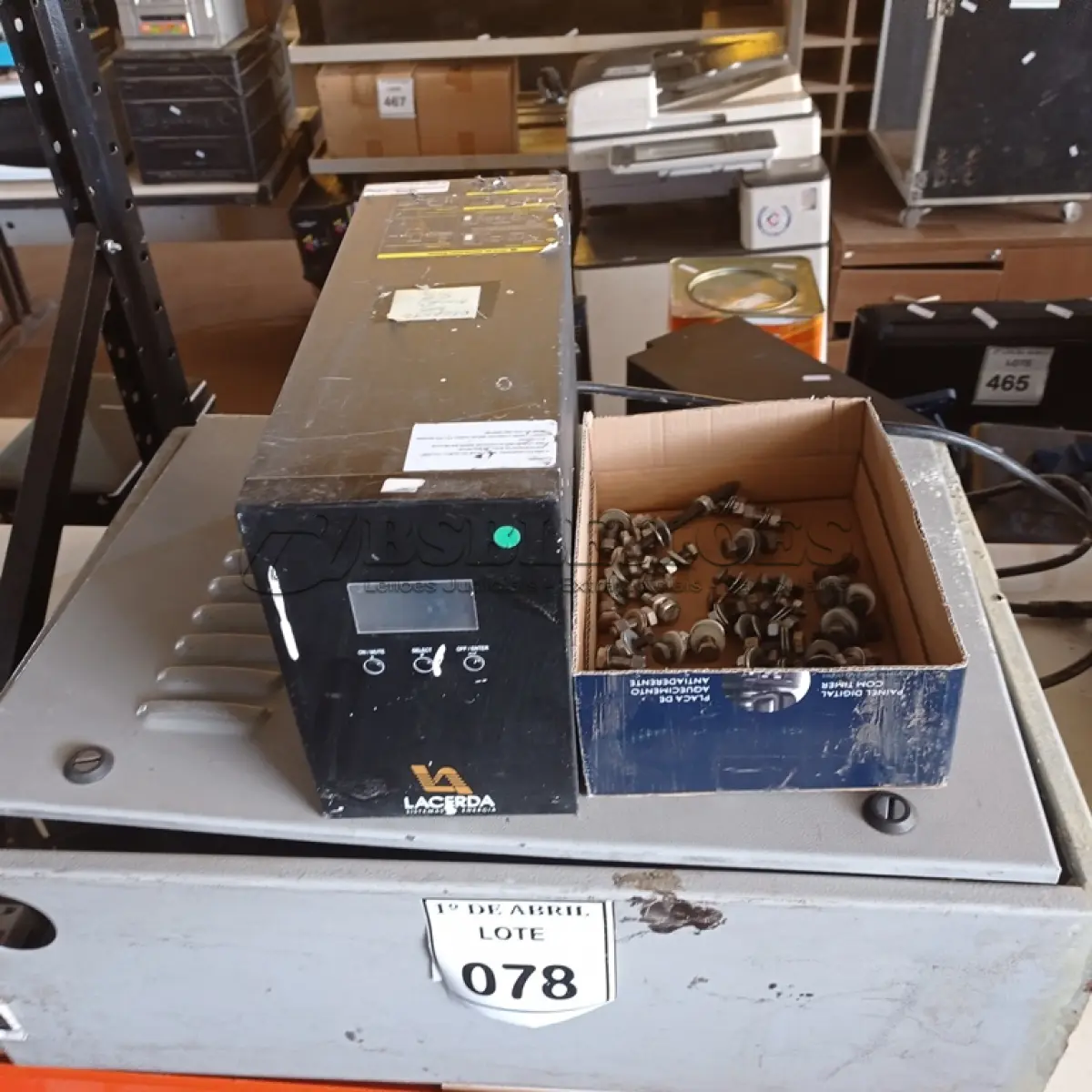 LOTE 078 -  01 BANCO PARA BATERIAS E 01 NOBREAK.  (NO ESTADO) ATENÇÃO! FAZER A VISITAÇÃO ANTES DE ARREMATAR, NÃO SABEMOS SE FUNCIONA. LEILÃO NÃO TEM GARANTIA E NEM DEVOLUÇÃO, SUJEITO A POSSÍVEIS AVARIAS VISÍVEIS/OCULTAS E/OU AUSÊNCIA DE COMPONENTES.