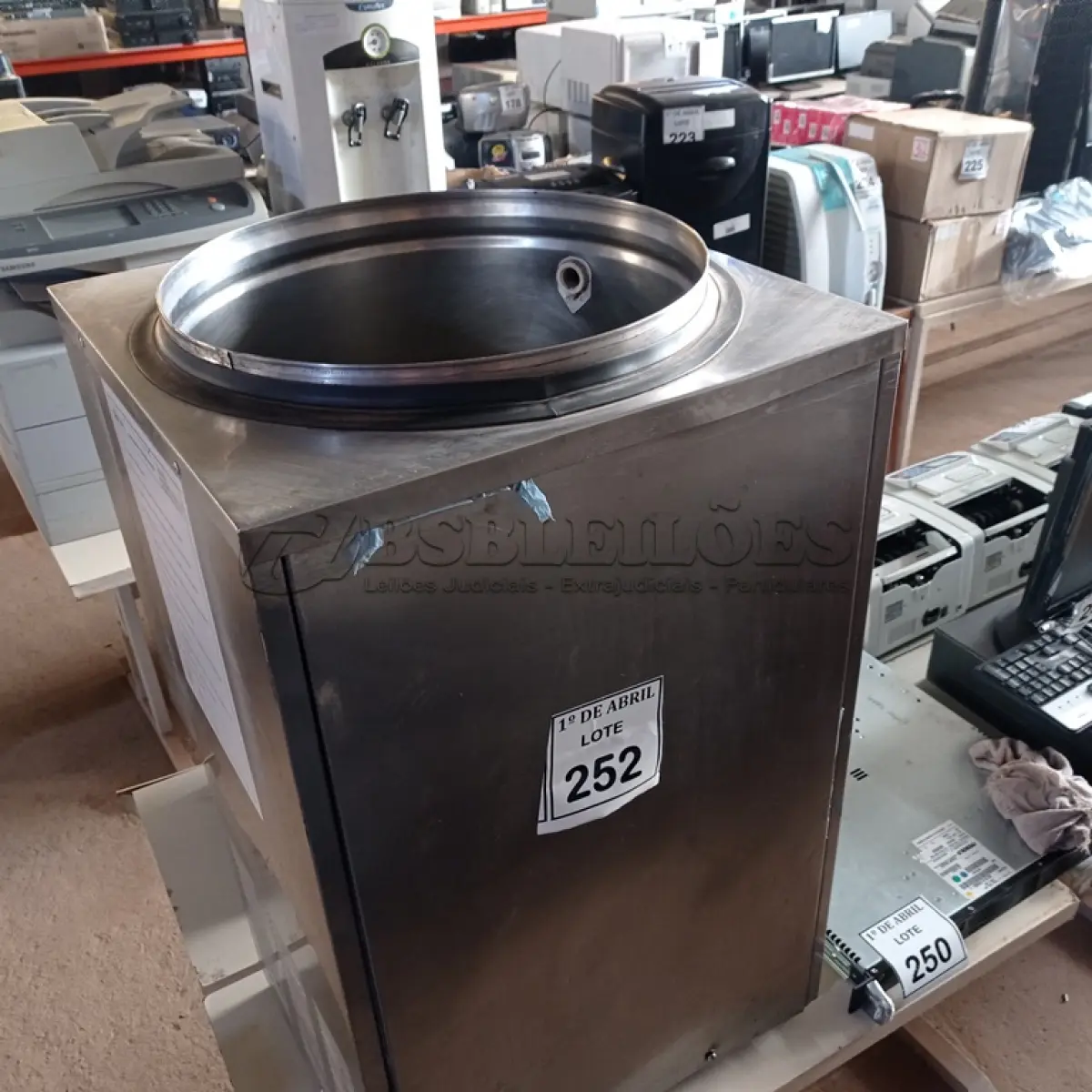 LOTE 252 - 01 REFRESQUEIRA MARCA BEGEL EM INOX P/RETIRADA DE PEÇAS. (NO ESTADO) ATENÇÃO! FAZER A VISITAÇÃO ANTES DE ARREMATAR, NÃO SABEMOS SE FUNCIONA. LEILÃO NÃO TEM GARANTIA E NEM DEVOLUÇÃO, SUJEITO A POSSÍVEIS AVARIAS VISÍVEIS/OCULTAS E/OU AUSÊNCIA DE COMPONENTES
